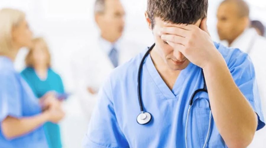 Clicca per accedere all'articolo Burnout medici: sull'orlo di una crisi di nervi